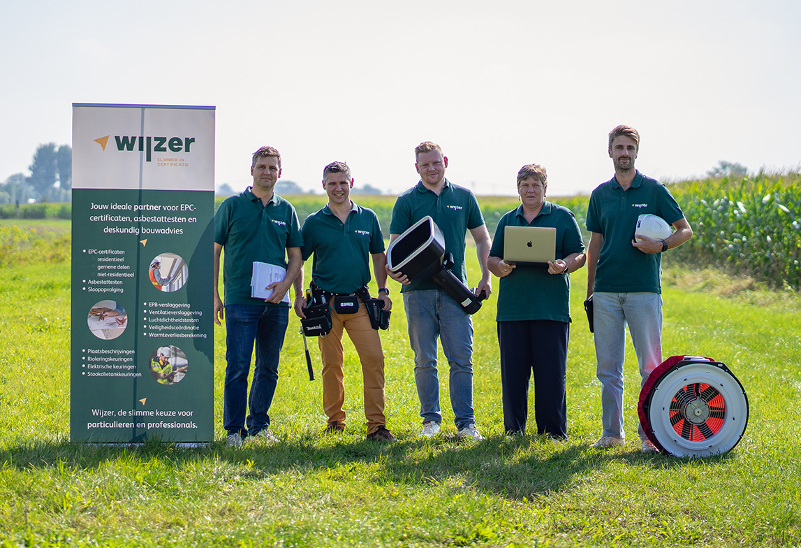 Het team van Wijzer Keuringen aan het werk, gespecialiseerd in technische keuringen en veiligheidscoördinatie.